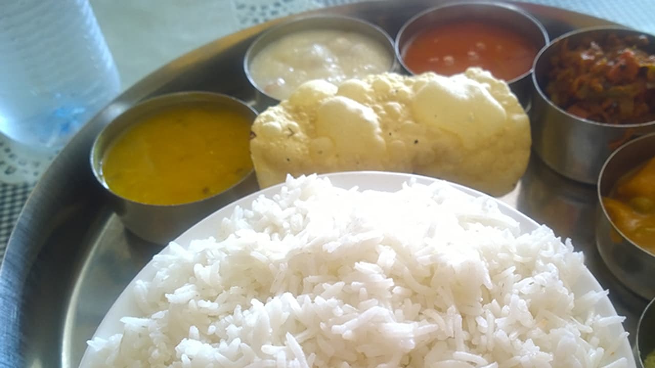 ಸ್ವಂತ ದುಡ್ಡಲ್ಲಿ ಪ್ರತಿದಿನ 100 ಜನರಿಗೆ ಊಟ ಹಾಕುವ ಪುಣ್ಯಾತ್ಮ ಎಲ್ಲಿದ್ದಾರೆ?