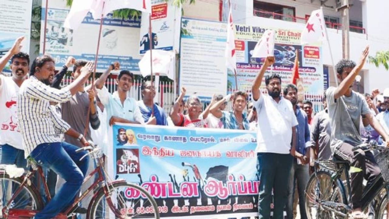 பெட்ரோல், டீசல், கியாஸ் விலை உயர்வுக்கு கண்டனம் இந்திய ஜனநாயக வாலிபர் சங்கம் சைக்கிள் ஓட்டி ஆர்ப்பாட்டம்... பெட்ரோல், டீசல், கியாஸ் விலை உயர்வுக்கு கண்டனம் இந்திய ஜனநாயக வாலிபர் சங்கம் சைக்கிள் ஓட்டி ஆர்ப்பாட்டம்...