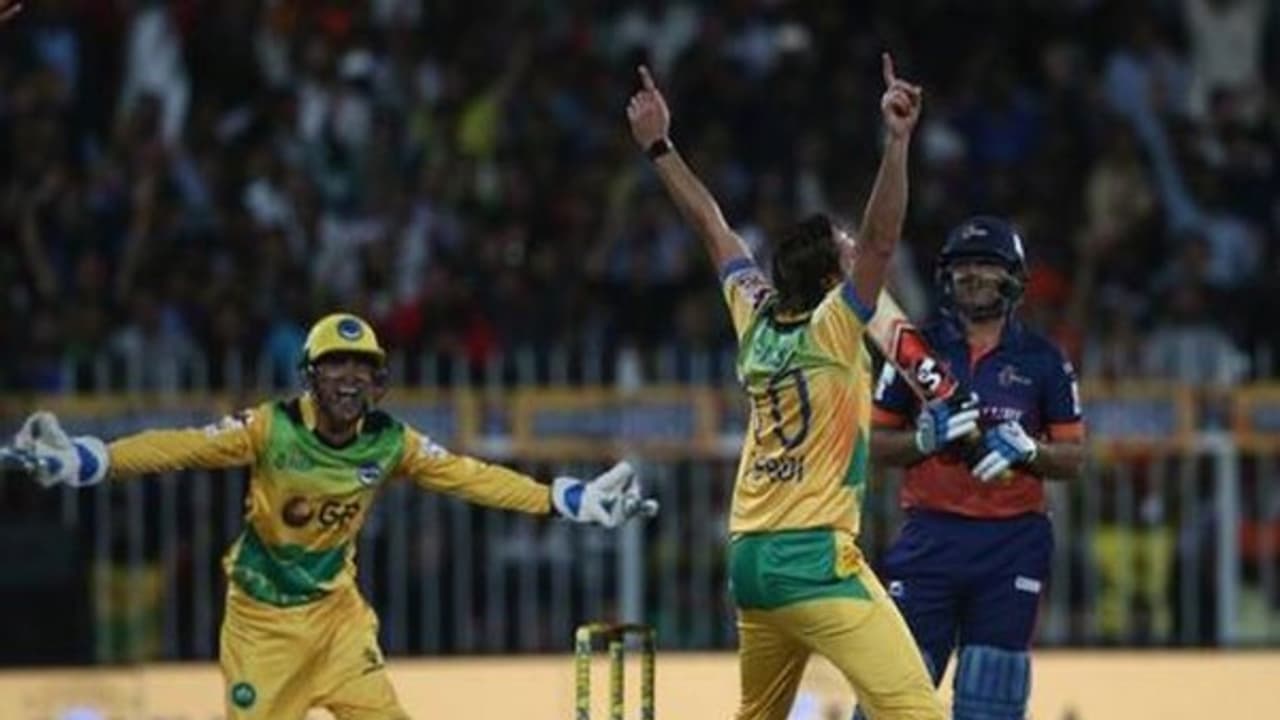 நான் இன்னும் செம ஃபார்மில் இருக்கேன்.. ஹாட்ரிக் வீழ்த்தி நிரூபித்த அஃப்ரிடி..! நான் இன்னும் செம ஃபார்மில் இருக்கேன்.. ஹாட்ரிக் வீழ்த்தி நிரூபித்த அஃப்ரிடி..!