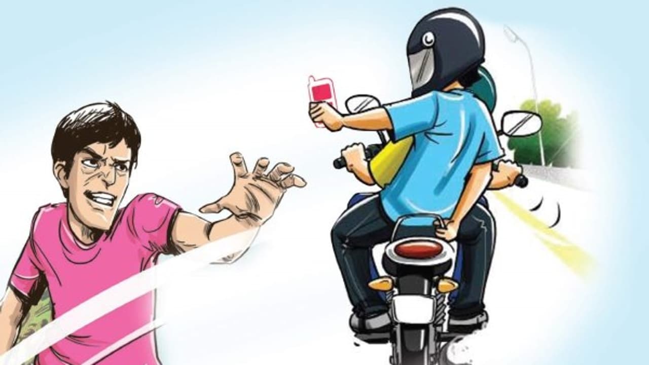 சென்னைவாசிகளே உஷார்...! செல்போனை லபக்குன்னு பிடுங்கும் திருட்டு பசங்க...! உங்கள் அருகில்...!