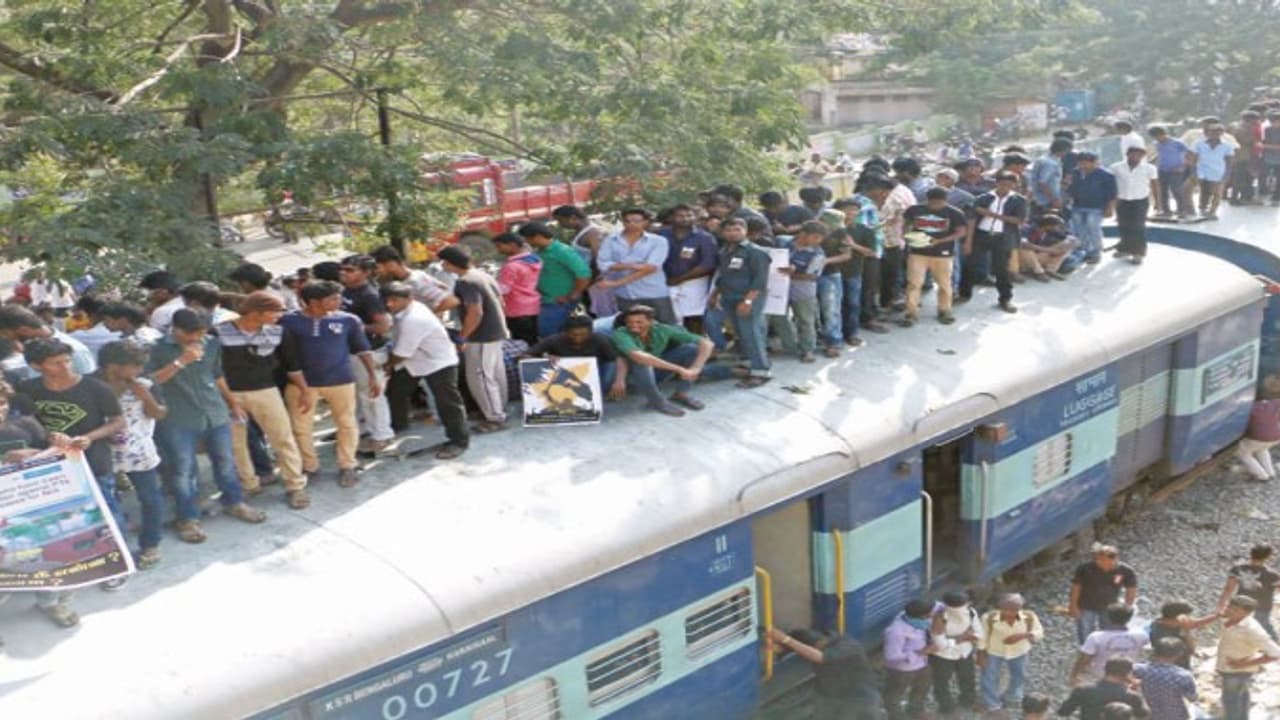 திருப்தி அளிக்காத பிரதமர் – முதல்வர் பேச்சு; மாணவகளின் போராட்டம் இரயில் மறியல் வரை போச்சு… திருப்தி அளிக்காத பிரதமர் – முதல்வர் பேச்சு; மாணவகளின் போராட்டம் இரயில் மறியல் வரை போச்சு…