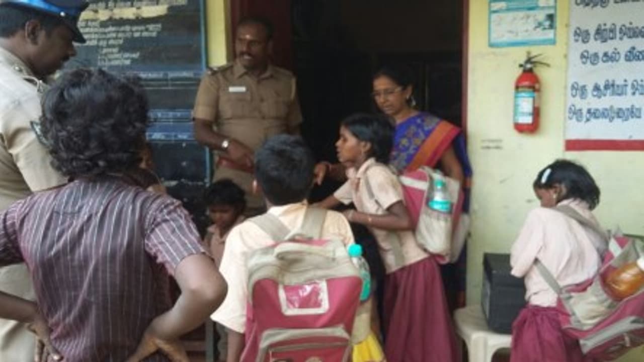 சபாஷ் போலீசார் நரிக்குறவ குழந்தைகள் கல்விக்கு உதவிய ஆய்வாளர் சபாஷ் போலீசார் நரிக்குறவ குழந்தைகள் கல்விக்கு உதவிய ஆய்வாளர்