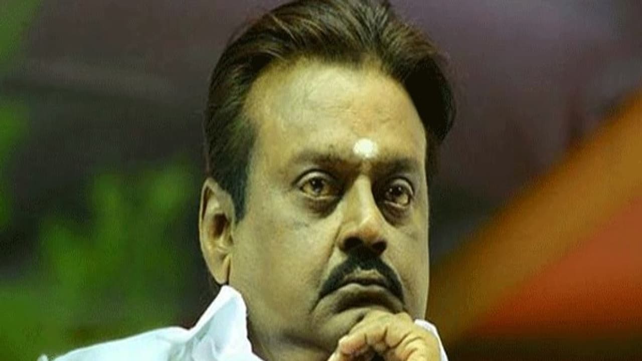 வீல் சேர்! முகத்தை மறைத்து சால்வை! ரகசியமாக மருத்துவமனைக்கு அழைத்துச் செல்லப்பட்ட கேப்டன்! வீல் சேர்! முகத்தை மறைத்து சால்வை! ரகசியமாக மருத்துவமனைக்கு அழைத்துச் செல்லப்பட்ட கேப்டன்!