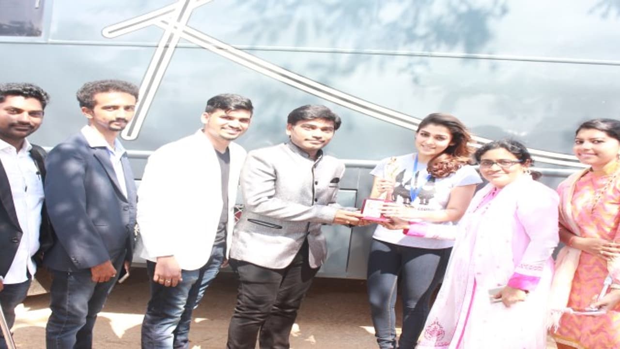 பெண் சாதனையாளர் விருதை...படப்பிடிப்பு தளத்தில் பெற்ற நயன்தாரா... பெண் சாதனையாளர் விருதை...படப்பிடிப்பு தளத்தில் பெற்ற நயன்தாரா...