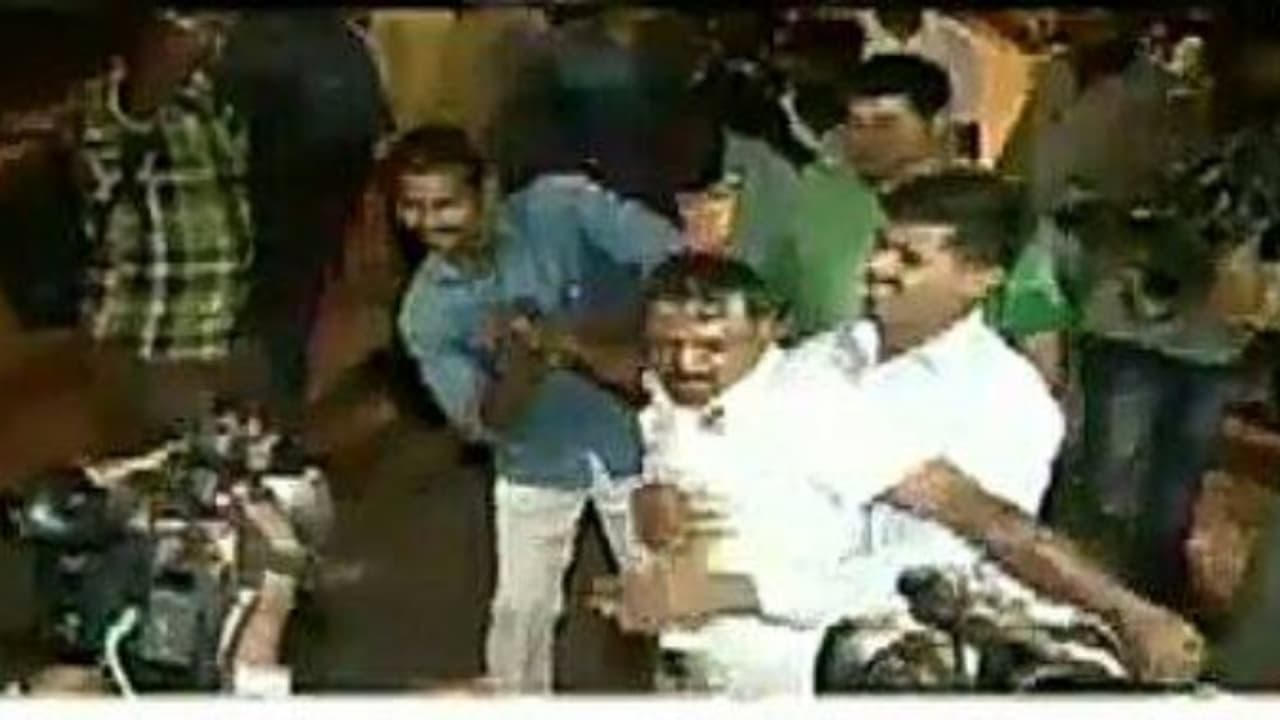 அதிமுக அம்மா அணி தொண்டர் ஒருவர் தீக்குளிக்க முயற்சி அடையாரில் பரபரப்பு... அதிமுக அம்மா அணி தொண்டர் ஒருவர் தீக்குளிக்க முயற்சி அடையாரில் பரபரப்பு...