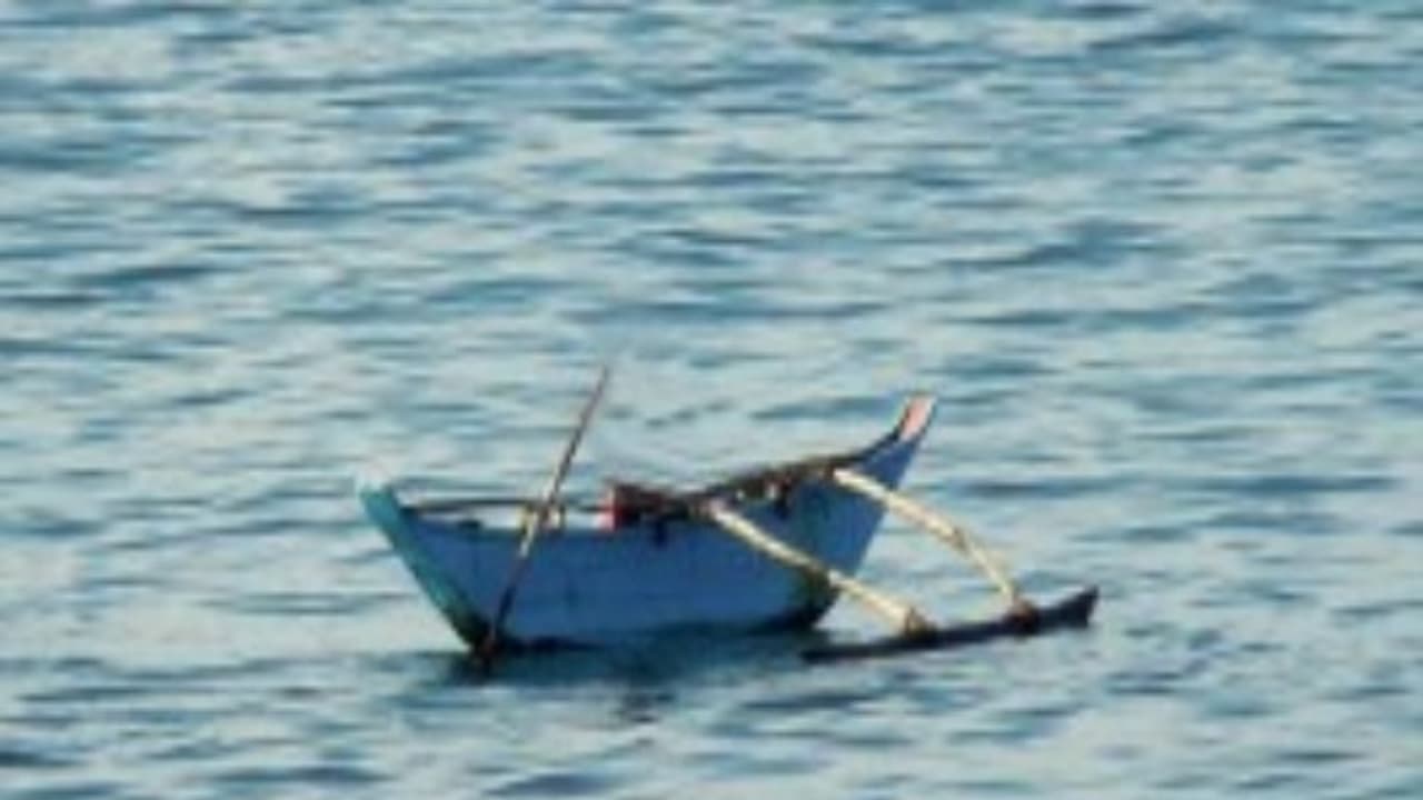 மீனவர்கள் கரை திரும்ப புதுவழி முயற்சி கையில் மெழுவர்த்தி ஏந்தி பிரார்த்தனை...! மீனவர்கள் கரை திரும்ப புதுவழி முயற்சி கையில் மெழுவர்த்தி ஏந்தி பிரார்த்தனை...!