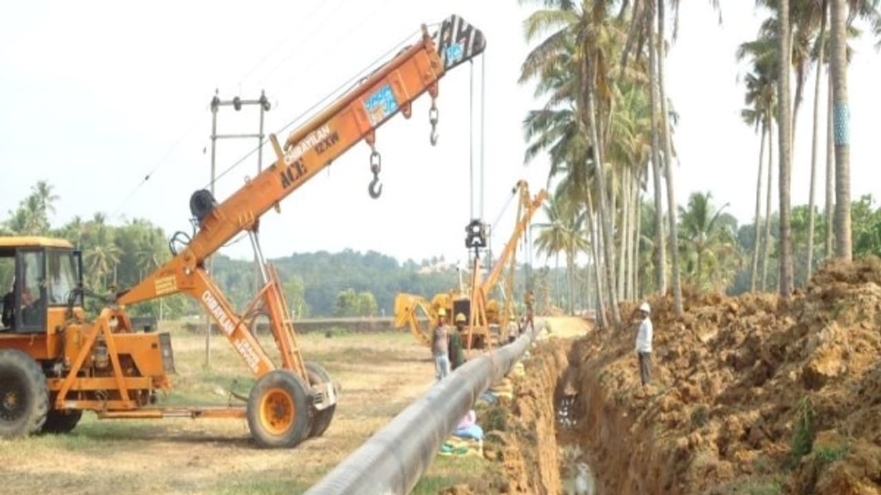 எரிவாயு குழாய் பதிக்க நூற்றுக்கணக்கான போலீஸுடன் வந்த கெயில் நிறுவனம்; எட்டு பேரை கைது செய்து அட்டகாசம்... எரிவாயு குழாய் பதிக்க நூற்றுக்கணக்கான போலீஸுடன் வந்த கெயில் நிறுவனம்; எட்டு பேரை கைது செய்து அட்டகாசம்...