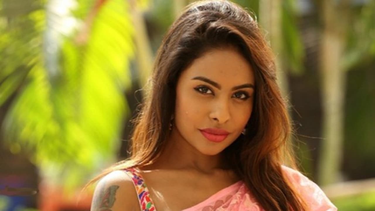 உங்கள் காலின் கீழ் என் 'தலை' இருக்கும் 'தல'... சர்ச்சை நடிகை ஸ்ரீரெட்டி போட்ட அதிரடி பதிவு! உங்கள் காலின் கீழ் என் 'தலை' இருக்கும் 'தல'... சர்ச்சை நடிகை ஸ்ரீரெட்டி போட்ட அதிரடி பதிவு!