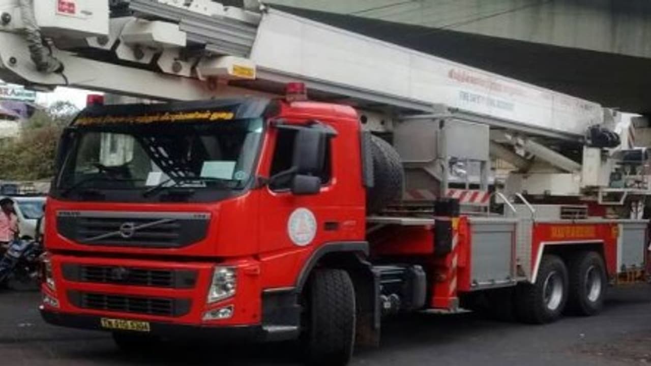 ஜெர்மனி வேன் வந்தும் ‘சான்ஸ்’ இல்லை – ‘சென்ட் ஆஃப்’ ஆகிறது சென்னை சில்க்ஸ்... ஜெர்மனி வேன் வந்தும் ‘சான்ஸ்’ இல்லை – ‘சென்ட் ஆஃப்’ ஆகிறது சென்னை சில்க்ஸ்...