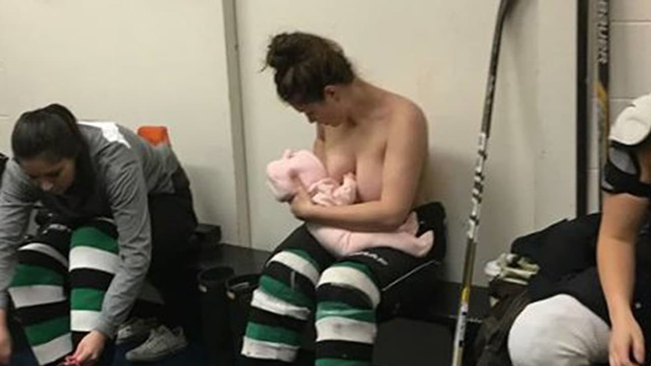 ವೈರಲ್ ಆಗಿದೆ ಈ ಫೋಟೋ; ಪಂದ್ಯದ ಮಧ್ಯೆಯೇ ಶಿಶುವಿಗೆ ಹಾಲುಣಿಸಿದ ಹಾಕಿ ಆಟಗಾರ್ತಿ ವೈರಲ್ ಆಗಿದೆ ಈ ಫೋಟೋ; ಪಂದ್ಯದ ಮಧ್ಯೆಯೇ ಶಿಶುವಿಗೆ ಹಾಲುಣಿಸಿದ ಹಾಕಿ ಆಟಗಾರ್ತಿ