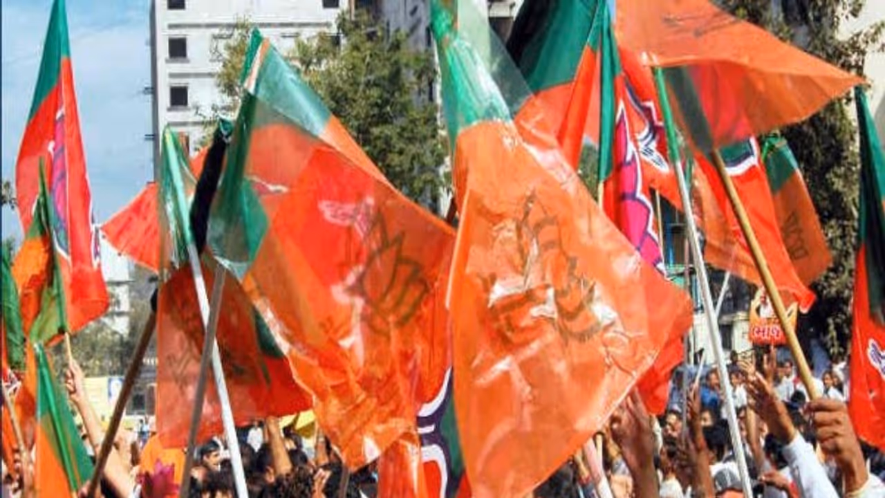 ಬಿಜೆಪಿಗೆ ಬರುತ್ತೇವೆಂದು ಇವರು ಕಾಲಿಗೆ ಬೀಳುತ್ತಿದ್ದಾರೆ ಬಿಜೆಪಿಗೆ ಬರುತ್ತೇವೆಂದು ಇವರು ಕಾಲಿಗೆ ಬೀಳುತ್ತಿದ್ದಾರೆ