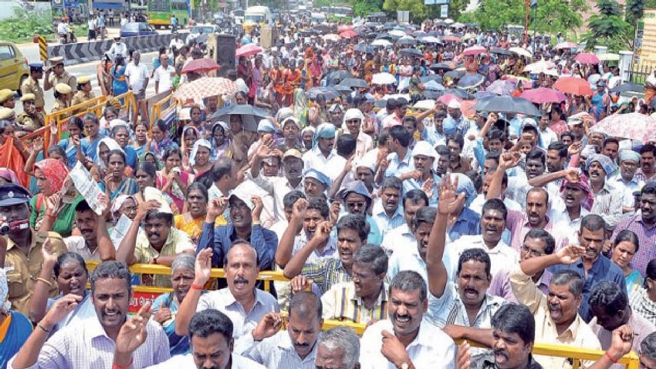 கடும் வெயிலிலும் குடை பிடித்துக் கொண்டு ஆட்சியர் அலுவலகம் முன்பு ஜாக்டோ – ஜியோ போராட்டம்…. கடும் வெயிலிலும் குடை பிடித்துக் கொண்டு ஆட்சியர் அலுவலகம் முன்பு ஜாக்டோ – ஜியோ போராட்டம்….