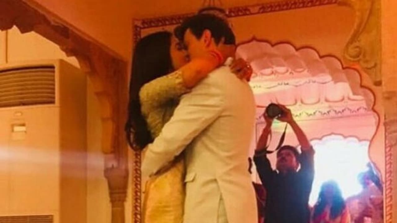 விருந்தினர் கண்முன்னே கணவருக்கு லிப் டூ லிப் முத்தம் கொடுத்த ஸ்ரேயா...! விருந்தினர் கண்முன்னே கணவருக்கு லிப் டூ லிப் முத்தம் கொடுத்த ஸ்ரேயா...!