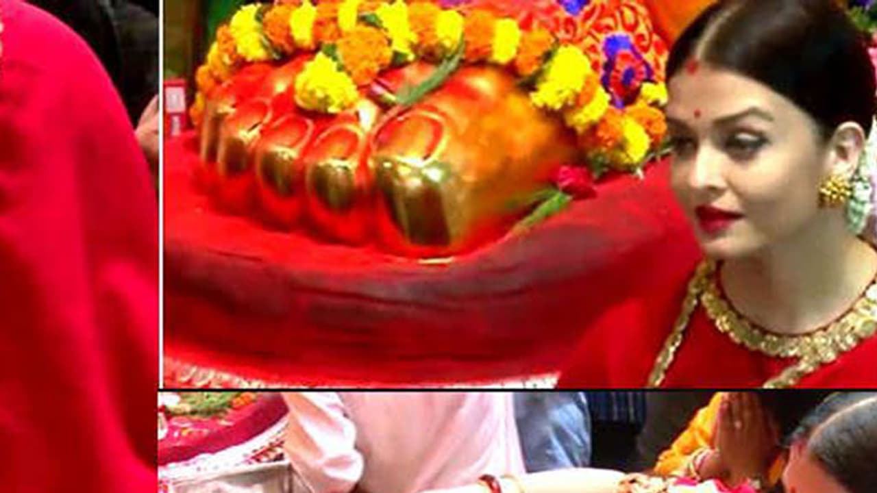 ദേവതയെപോലെ ഐശ്വര്യ റായ് എത്തി: സെല്ഫിക്കായി ആരാധകരുടെ തിക്കും തിരക്കും ദേവതയെപോലെ ഐശ്വര്യ റായ് എത്തി: സെല്ഫിക്കായി ആരാധകരുടെ തിക്കും തിരക്കും