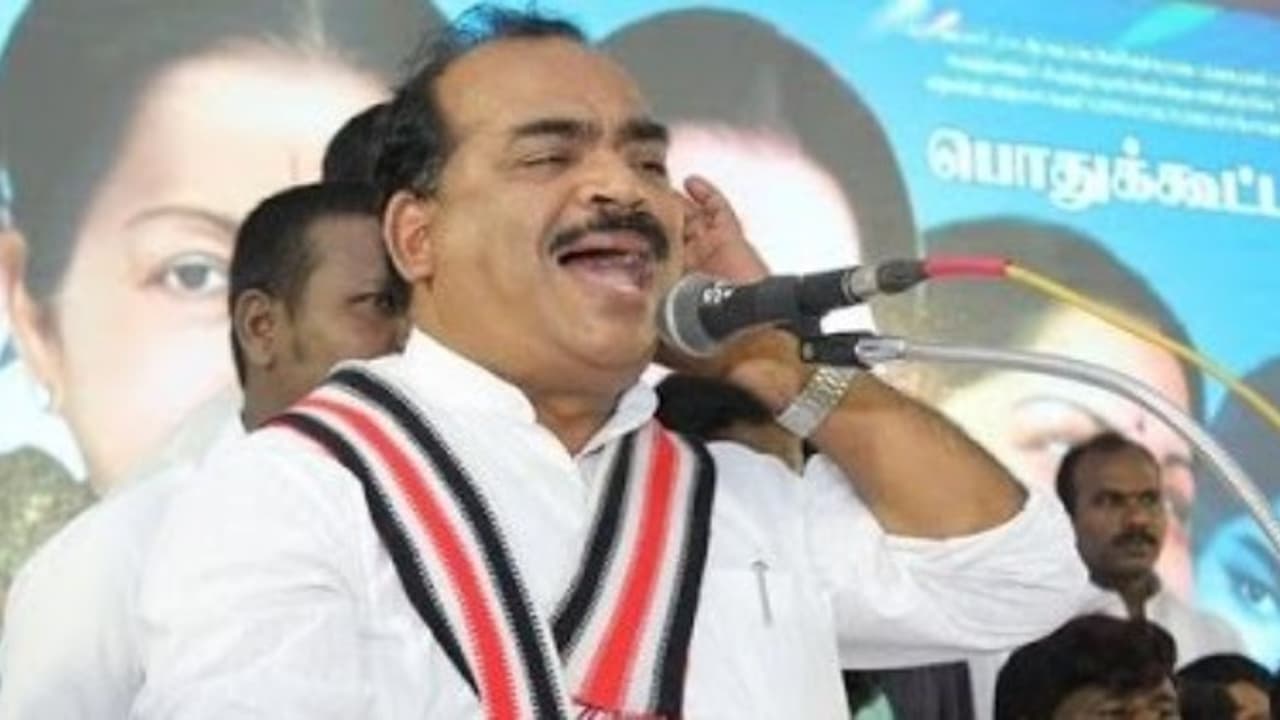 "காரி துப்பினா துடைச்சிருவேன்... ஒபிஎஸ்கிட்ட போனா தற்கொலை பண்ணிப்பேன்" நடுங்க வைக்கும் நாஞ்சில் சம்பத் "காரி துப்பினா துடைச்சிருவேன்... ஒபிஎஸ்கிட்ட போனா தற்கொலை பண்ணிப்பேன்" நடுங்க வைக்கும் நாஞ்சில் சம்பத்