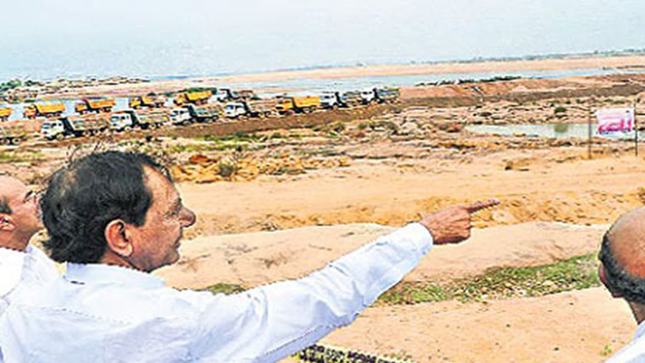 కేసీఆర్ కాళేశ్వరం టూర్: ముక్తేశ్వరుడి ఆలయంలో ప్రత్యేక పూజలు కేసీఆర్ కాళేశ్వరం టూర్: ముక్తేశ్వరుడి ఆలయంలో ప్రత్యేక పూజలు