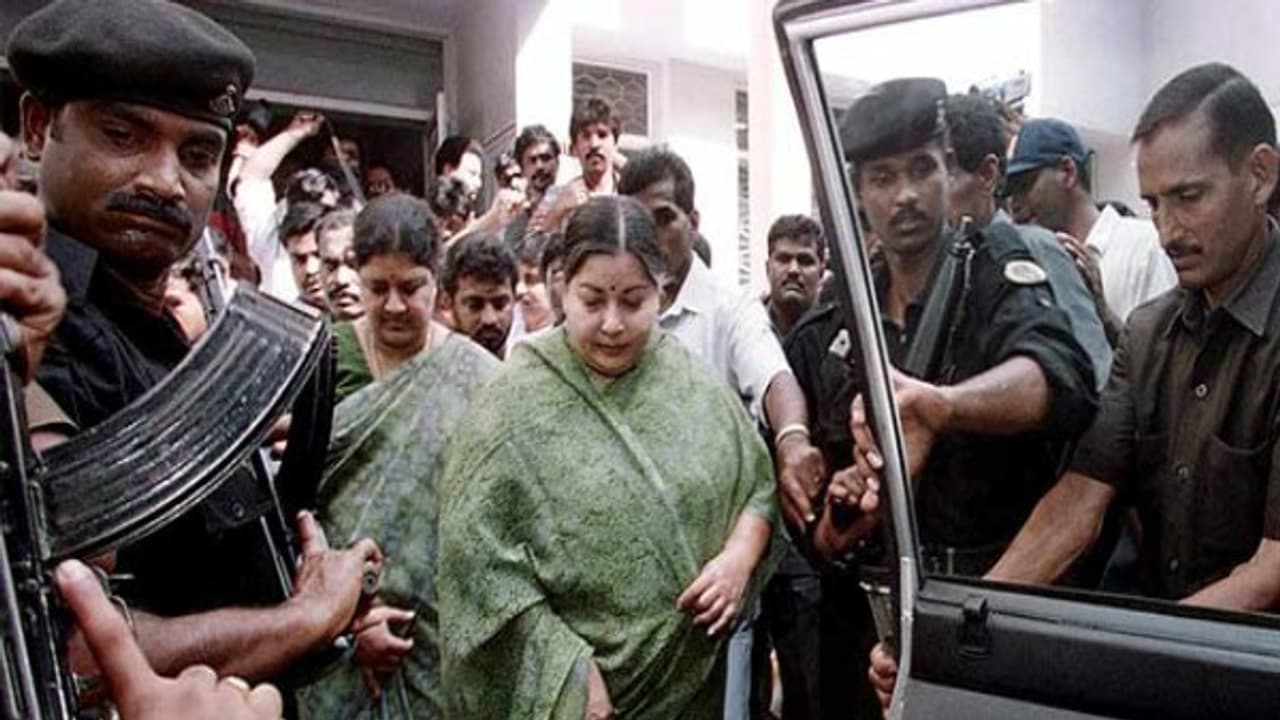 ஜெயலலிதா, சசிகலா சொத்து பறிமுதல்? தமிழக அரசு அவசர ஆலோசனை ஜெயலலிதா, சசிகலா சொத்து பறிமுதல்? தமிழக அரசு அவசர ஆலோசனை