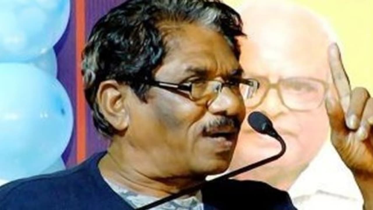 ரஜினிக்கு எதிராக திரும்பிய பாரதிராஜா... தமிழகத்தை தமிழன் தான் ஆளவேண்டும்... ரஜினிக்கு எதிராக திரும்பிய பாரதிராஜா... தமிழகத்தை தமிழன் தான் ஆளவேண்டும்...