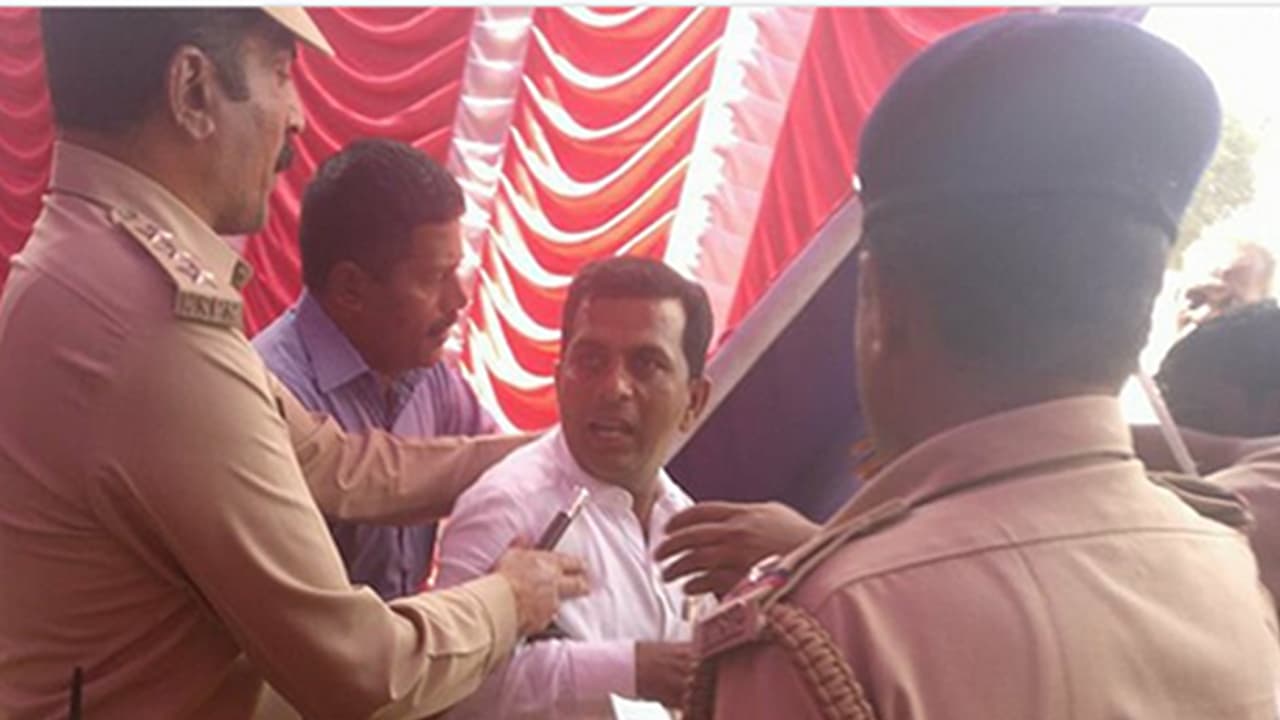 ಸಿಎಂ ಕಾರ್ಯಕ್ರಮದಲ್ಲಿ ಬಿಜೆಪಿ ಮುಖಂಡನನ್ನು ವೇದಿಕೆಯಿಂದ ಹೊರದಬ್ಬಿದ ಪೊಲೀಸರು ಸಿಎಂ ಕಾರ್ಯಕ್ರಮದಲ್ಲಿ ಬಿಜೆಪಿ ಮುಖಂಡನನ್ನು ವೇದಿಕೆಯಿಂದ ಹೊರದಬ್ಬಿದ ಪೊಲೀಸರು