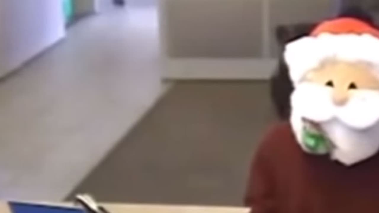 ആഘോഷവുമായി ബാങ്കിലെത്തിയ സാന്തക്ലോസ് ബാങ്ക് കൊള്ളയടിച്ചു ആഘോഷവുമായി ബാങ്കിലെത്തിയ സാന്തക്ലോസ് ബാങ്ക് കൊള്ളയടിച്ചു