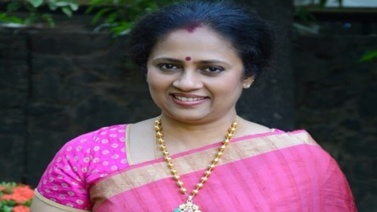 விளம்பரம் செய்து பணம் சம்பாதித்தபோது இனிச்சுச்சா? திரையரங்க உரிமையாளர்களை வெளுத்து வாங்கும் லட்சுமி ராமகிருஷ்ணன்…