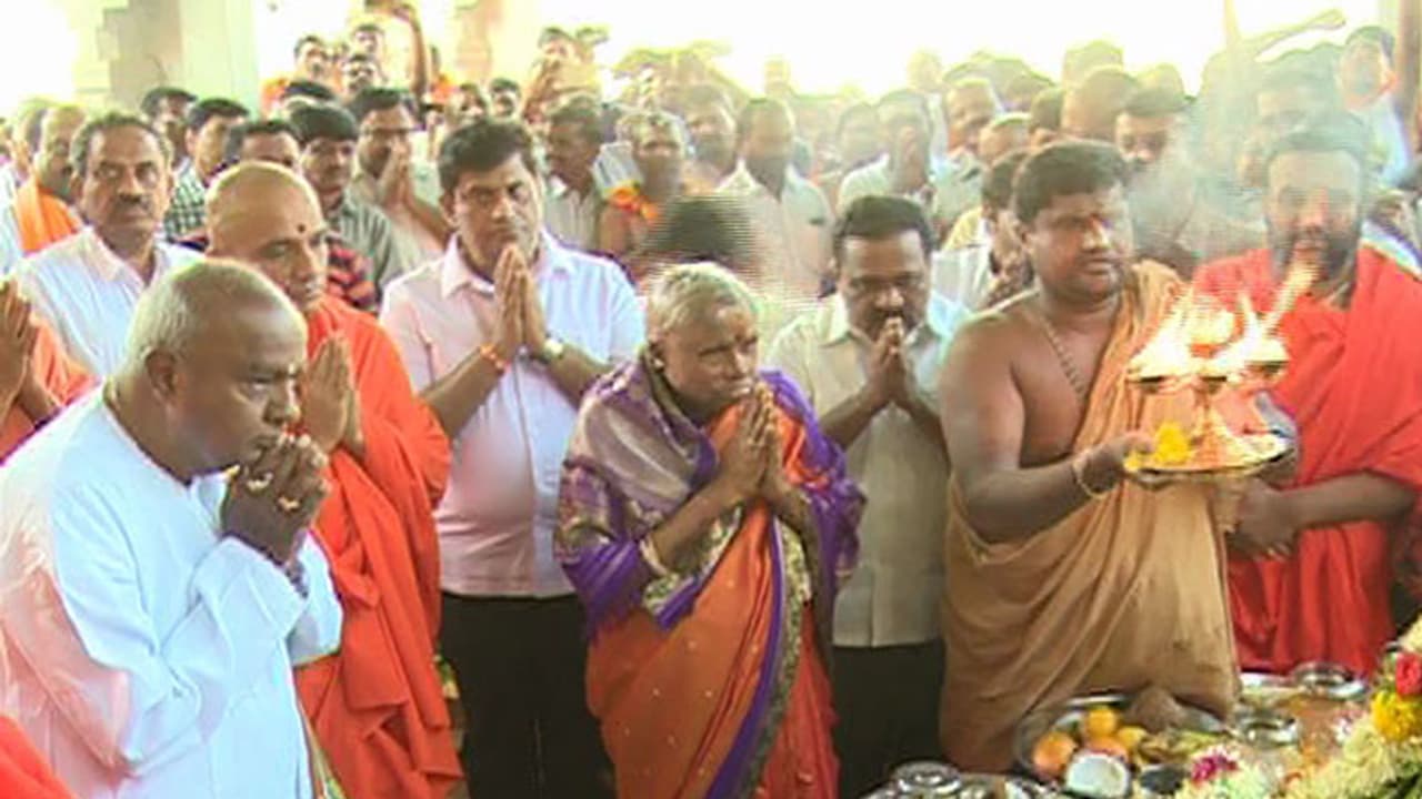 ರಾಜ್ಯದಲ್ಲಿ ಪಕ್ಷವನ್ನು ಅಧಿಕಾರಕ್ಕೆ ತರುವಂತೆ ದೇವರ ಮೊರೆ ಹೋದ ಜೆಡಿಎಸ್ ರಾಜ್ಯದಲ್ಲಿ ಪಕ್ಷವನ್ನು ಅಧಿಕಾರಕ್ಕೆ ತರುವಂತೆ ದೇವರ ಮೊರೆ ಹೋದ ಜೆಡಿಎಸ್