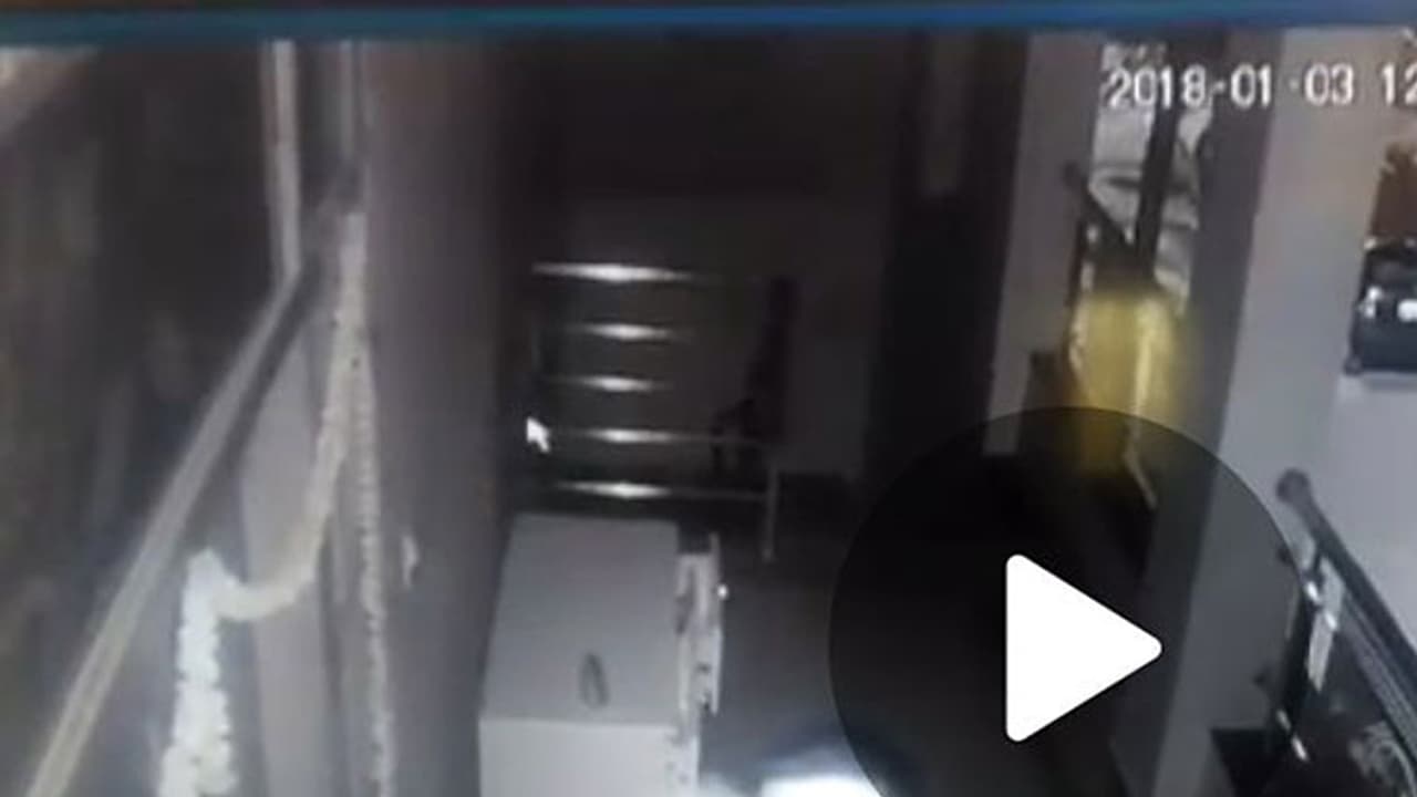 పోలీసులకే హాయ్ చెబుతున్న చెడ్డి గ్యాంగ్ (వీడియో) పోలీసులకే హాయ్ చెబుతున్న చెడ్డి గ్యాంగ్ (వీడియో)