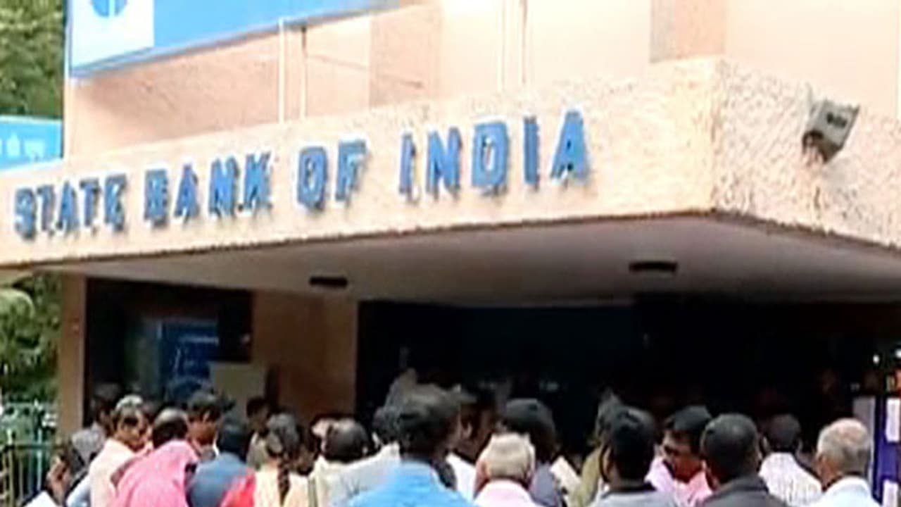 ನವೆಂಬರ್ನಲ್ಲಿ 11 ದಿನ ಬ್ಯಾಂಕ್ ರಜಾ: ಪ್ಲ್ಯಾನ್ ಇಲ್ದಿದ್ರೆ ಕೆಡಲಿದೆ ಮಜಾ! ನವೆಂಬರ್ನಲ್ಲಿ 11 ದಿನ ಬ್ಯಾಂಕ್ ರಜಾ: ಪ್ಲ್ಯಾನ್ ಇಲ್ದಿದ್ರೆ ಕೆಡಲಿದೆ ಮಜಾ!