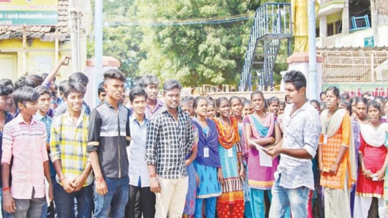 பேருந்து கட்டண உயர்வை கண்டித்து மாணவிகள் போராட்டம்; வெயிலையும் பொருட்படுத்தாமல் முழக்கம்... பேருந்து கட்டண உயர்வை கண்டித்து மாணவிகள் போராட்டம்; வெயிலையும் பொருட்படுத்தாமல் முழக்கம்...