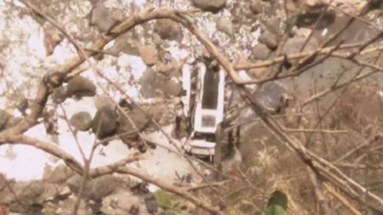 ஆற்றுக்குள் பேருந்து கவிழ்ந்து விபத்து பலி எண்ணிக்கை 45 ஆக அதிகரிப்பு ஆற்றுக்குள் பேருந்து கவிழ்ந்து விபத்து பலி எண்ணிக்கை 45 ஆக அதிகரிப்பு