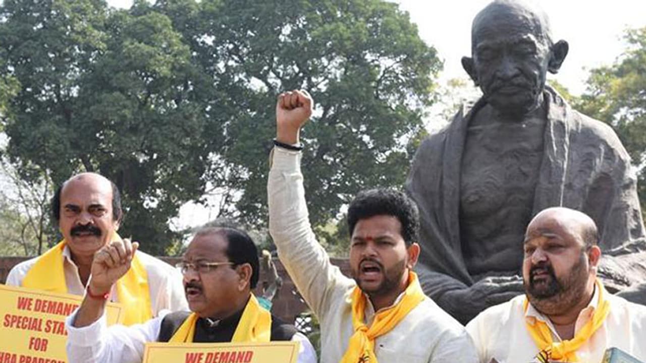 ബി.ജെ.പി ടി.ഡി.പി ഭിന്നത കടുക്കുന്നു; ആന്ധ്രപ്രദേശില് രണ്ട് ബി.ജെ.പി മന്ത്രിമാര് രാജിവെച്ചു ബി.ജെ.പി ടി.ഡി.പി ഭിന്നത കടുക്കുന്നു; ആന്ധ്രപ്രദേശില് രണ്ട് ബി.ജെ.പി മന്ത്രിമാര് രാജിവെച്ചു