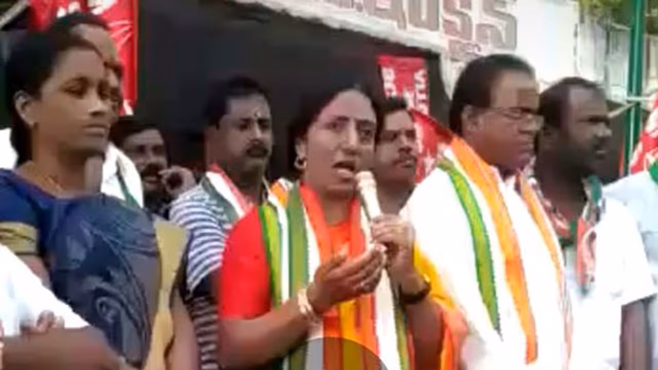 ఎంపీ సంతోష్ నా భూమినే కబ్జా చేసాడు...: సీఎం కేసీఆర్ అన్నకూతురు రమ్యారావు ఆవేదన ఎంపీ సంతోష్ నా భూమినే కబ్జా చేసాడు...: సీఎం కేసీఆర్ అన్నకూతురు రమ్యారావు ఆవేదన