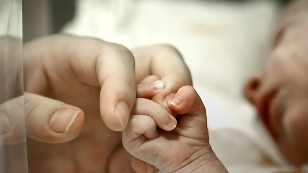 ఆంధ్రప్రదేశ్ లో దయనీయం.. పేదరికం వల్ల శిశువులను అమ్ముకుంటున్న తల్లులు.. ఆంధ్రప్రదేశ్ లో దయనీయం.. పేదరికం వల్ల శిశువులను అమ్ముకుంటున్న తల్లులు..