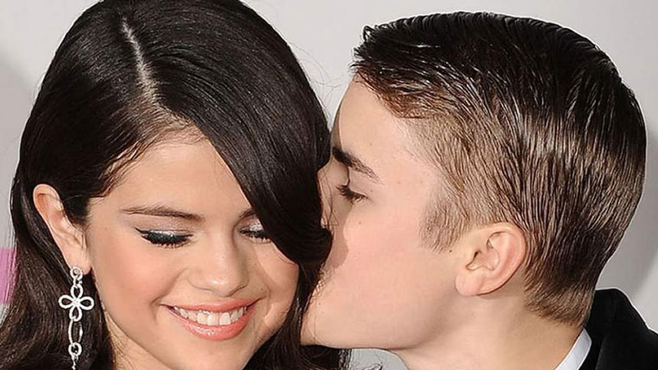 Fans go gaga over Justin, Selena kiss on Instagram Fans go gaga over Justin, Selena kiss on Instagram