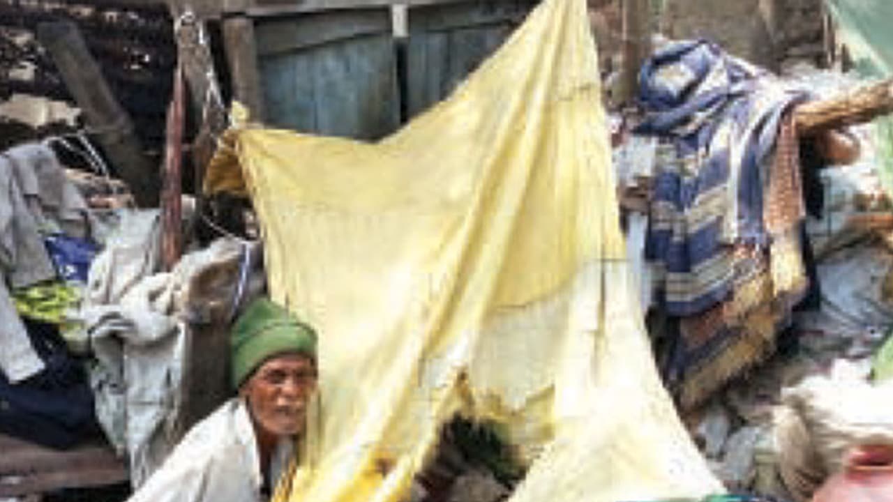 ಸೂರಿಗಾಗಿ ವೃದ್ಧ ಸೋಮಪ್ಪ ನರಳಾಟ ಇಳಿವಯಸ್ಸಲ್ಲಿ ಜೋಪಡಿಯಲ್ಲಿ ಬದುಕು ಸೂರಿಗಾಗಿ ವೃದ್ಧ ಸೋಮಪ್ಪ ನರಳಾಟ ಇಳಿವಯಸ್ಸಲ್ಲಿ ಜೋಪಡಿಯಲ್ಲಿ ಬದುಕು