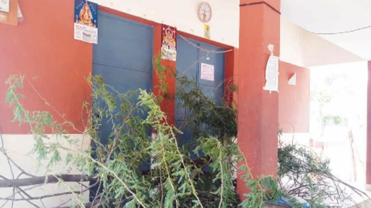 தேர்தல் அதிகாரியை காணவில்லை, கண்டுபிடித்து தாருங்கள்! திமுக மற்றும் காங்கிரசார் போராட்ட முழக்கம்... தேர்தல் அதிகாரியை காணவில்லை, கண்டுபிடித்து தாருங்கள்! திமுக மற்றும் காங்கிரசார் போராட்ட முழக்கம்...