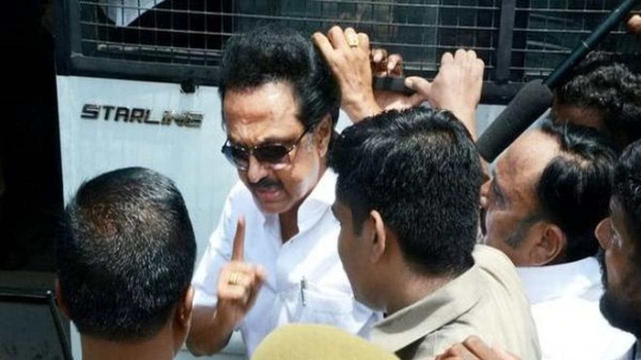 கழகத்துல மன்னராட்சியை ஒழிங்க தளபதி: ஸ்டாலினை துரத்தி துரத்தி மிரட்டும் உட்கட்சி பிரச்னைகள்! கழகத்துல மன்னராட்சியை ஒழிங்க தளபதி: ஸ்டாலினை துரத்தி துரத்தி மிரட்டும் உட்கட்சி பிரச்னைகள்!