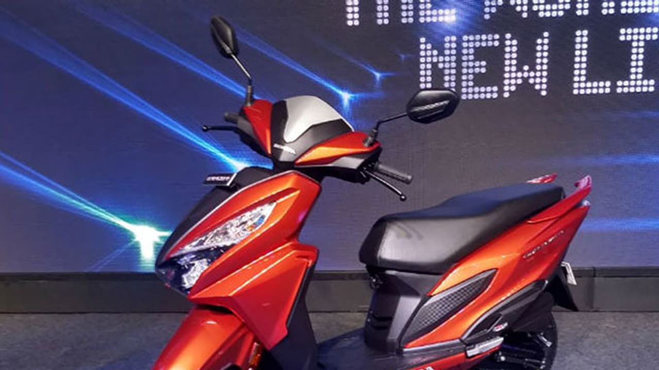 ലോഞ്ചിങ്ങിനിടെ സ്കൂട്ടര് സദസിലേക്ക് പറന്നിറങ്ങി; വീഡിയോ വൈറല് ലോഞ്ചിങ്ങിനിടെ സ്കൂട്ടര് സദസിലേക്ക് പറന്നിറങ്ങി; വീഡിയോ വൈറല്