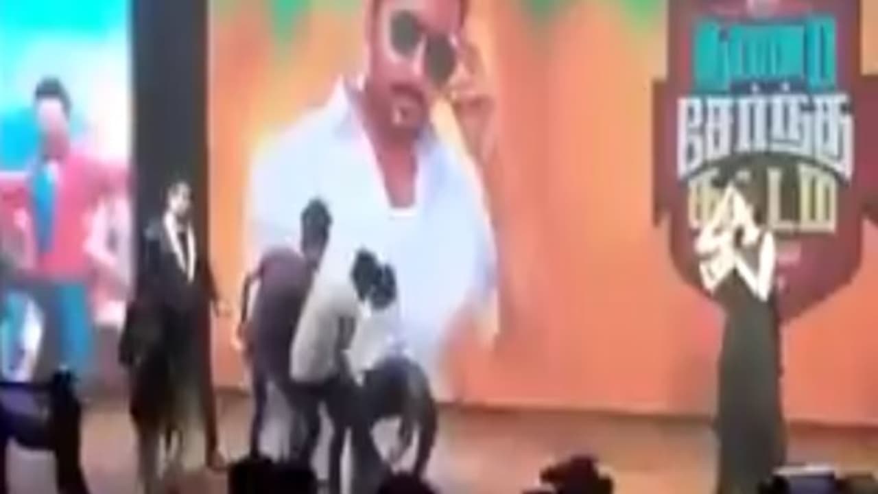 ரசிகர்களின் காலில் விழுந்த சூர்யா! படவிழாவில் நடந்த அதிர்ச்சி சம்பவம்... ரசிகர்களின் காலில் விழுந்த சூர்யா! படவிழாவில் நடந்த அதிர்ச்சி சம்பவம்...