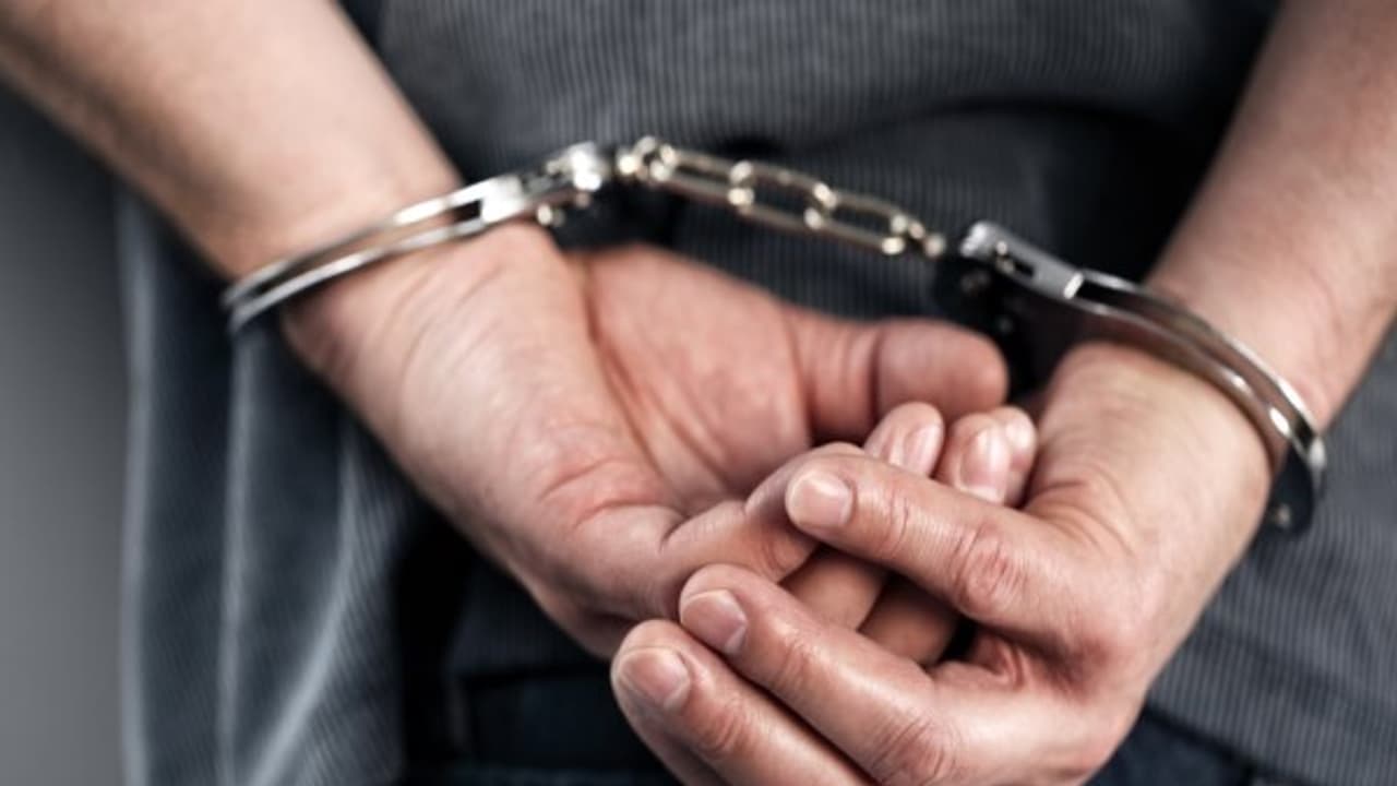 కేటరింగ్ పనులంటూ యువతులతో అశ్లీల నృత్యాలు: గుట్టు రట్టయిందిలా... కేటరింగ్ పనులంటూ యువతులతో అశ్లీల నృత్యాలు: గుట్టు రట్టయిందిలా...