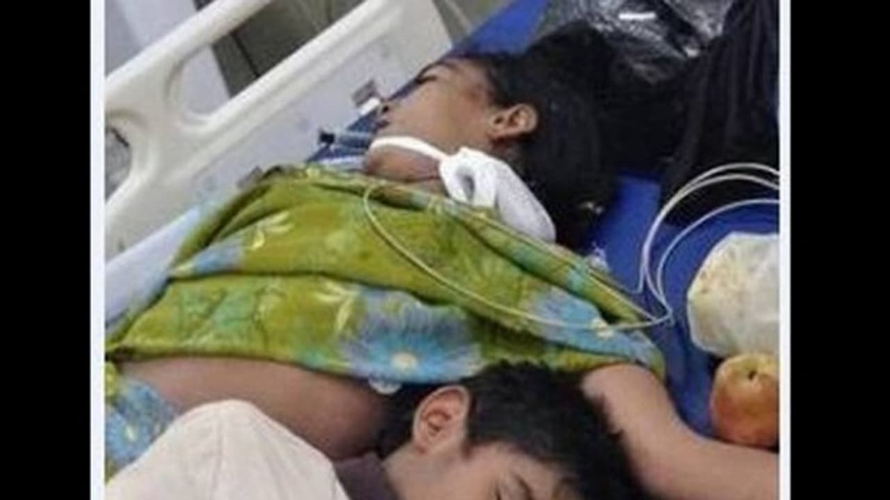 இறந்தது தெரியாமல் தாயின் உடல் அருகே தூங்கிய சிறுவன்! கண்கலங்கிய மருத்துவர்கள்! இறந்தது தெரியாமல் தாயின் உடல் அருகே தூங்கிய சிறுவன்! கண்கலங்கிய மருத்துவர்கள்!