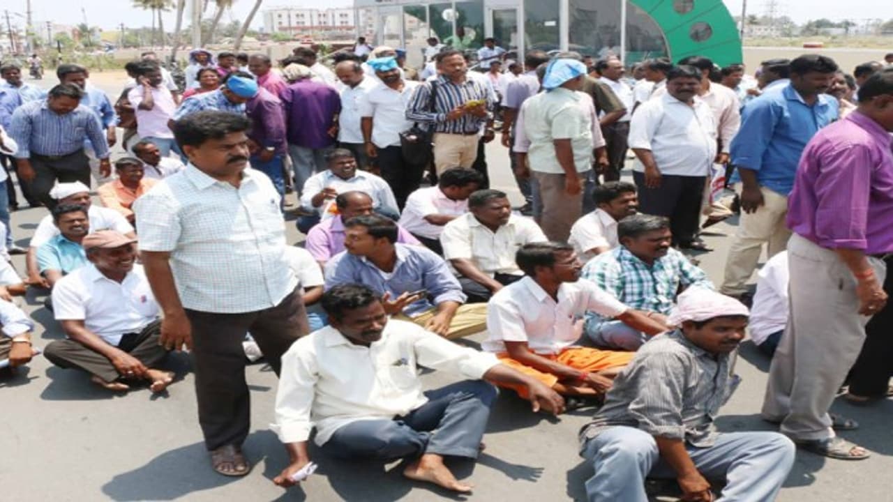 சாலையில் உட்கார்ந்து முழக்கம்போட்ட ஊரக வளர்ச்சித்துறை அலுவலர்கள்; 175 பேர் கைது… சாலையில் உட்கார்ந்து முழக்கம்போட்ட ஊரக வளர்ச்சித்துறை அலுவலர்கள்; 175 பேர் கைது…