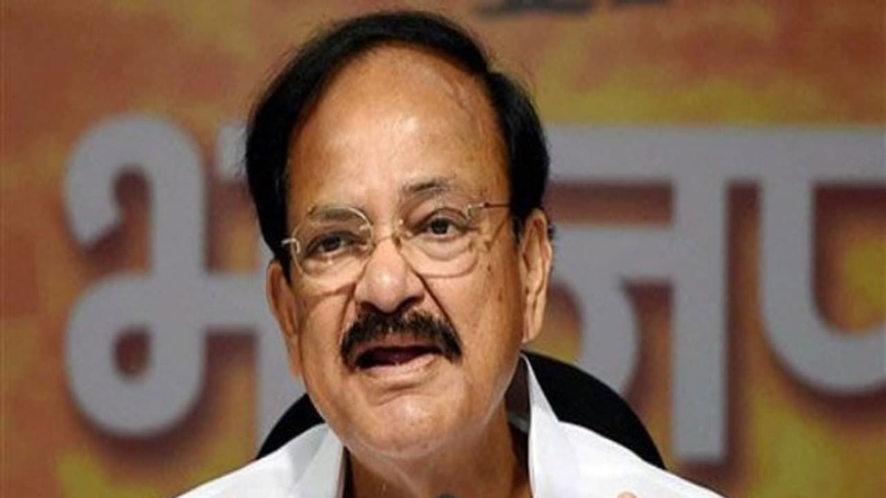 కరోనా పై జగన్ ప్రభుత్వ పోరాటం అద్భుతం..: వెంకయ్య నాయుడు ప్రశంసలు కరోనా పై జగన్ ప్రభుత్వ పోరాటం అద్భుతం..: వెంకయ్య నాయుడు ప్రశంసలు