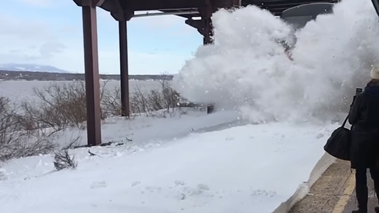 മഞ്ഞ് സുനാമി; ട്രെയിന്‍ കാത്തിരുന്നവര്‍ക്ക് സംഭവിച്ചത്.!