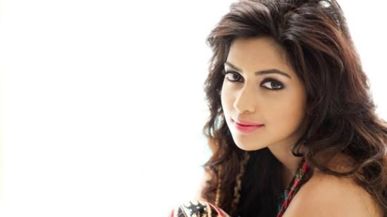 பிரபல நடிகர் படத்தில் இருந்து விலகிய அமலா பால்..! பிரபல நடிகர் படத்தில் இருந்து விலகிய அமலா பால்..!