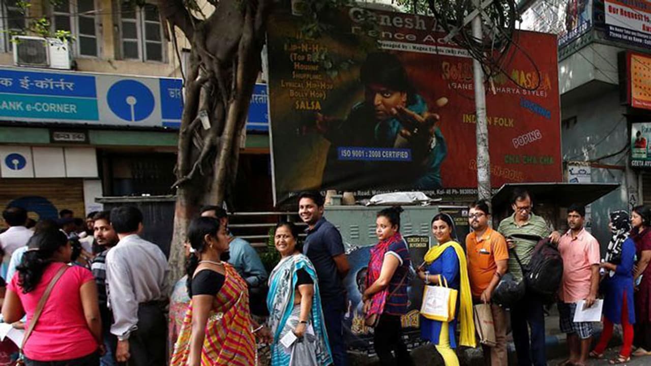 നോട്ട് മാറാന് ക്യൂവില് കണ്ടുമുട്ടിയ മുന്കാമുകന് യുവതി പണികൊടുത്തു നോട്ട് മാറാന് ക്യൂവില് കണ്ടുമുട്ടിയ മുന്കാമുകന് യുവതി പണികൊടുത്തു