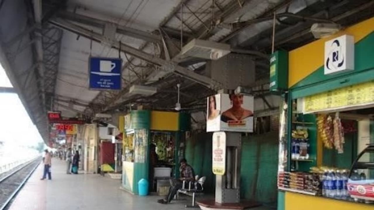 ரெயில் நிலைய ‘பிளாட்பார்ம்’ கடைகளுக்கு வாரியம் திடீர் உத்தரவு ரெயில் நிலைய ‘பிளாட்பார்ம்’ கடைகளுக்கு வாரியம் திடீர் உத்தரவு
