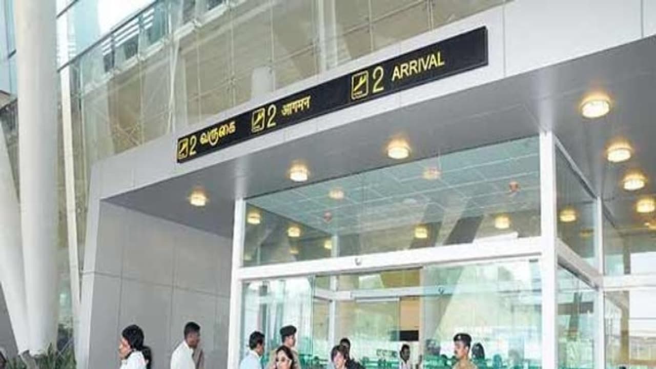 டெல்லி சென்ற விமானத்தில் திடீர் அதிர்ச்சி.. ஒருமணி நேரம் திண்டாடிய மத்திய அமைச்சர்.. தவித்த 147 பயணிகள்.