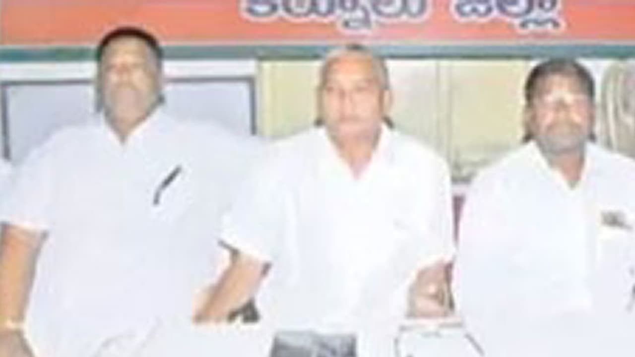 మైనార్టీ ఓట్లు పడవని మమ్మల్ని రానివ్వడం లేదు మైనార్టీ ఓట్లు పడవని మమ్మల్ని రానివ్వడం లేదు