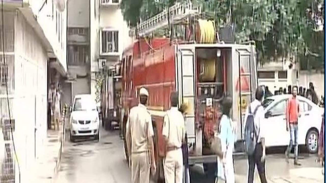 சாஸ்திரி பவனில் திடீர் தீ விபத்து முக்கிய ஆவணங்கள், கோப்புகள் தப்பியது! சாஸ்திரி பவனில் திடீர் தீ விபத்து முக்கிய ஆவணங்கள், கோப்புகள் தப்பியது!